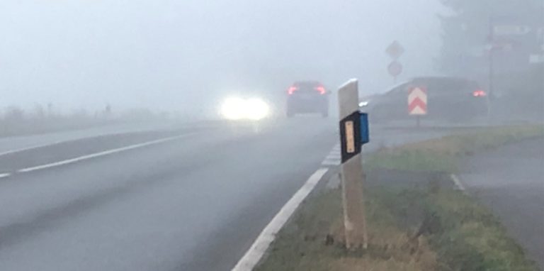 Schlechte Sicht auf der Hammer Straße in Unna am Freitagmorgen: Lange hielt sich der zähe Nebel im Kreis Unna.