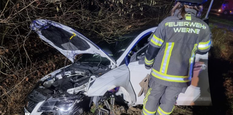 Zu einem schweren Verkehrsunfall kam es am Freitagmorgen auf der Nordlippestraße in Werne. Der Fahrer verlor die Kontrolle über seinen Pkw und landete im Graben. Ein anderer Verkehrsteilnehmer flüchtete von der Unfallstelle.
