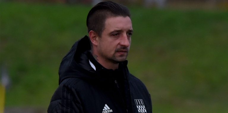 Spielertrainer Stefan Feldmann verfolgte das Match gegen den SVF Herringen komplett vom Spielfeldrand aus.