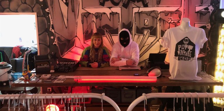 Megan Kenny (l.) und Kreativkopf „Tonyklicklack“ am selbstgebauten Holztresen von Pottvintage, der gelegentlich zum DJ-Pult wird und Drehscheibe des Showrooms ist.