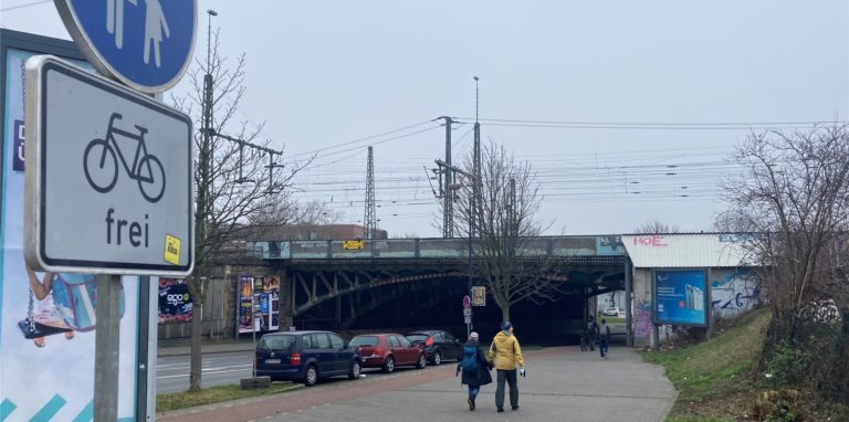Vorübergehend ist das Burgtor nur für Fußgänger und Radfahrer passierbar.