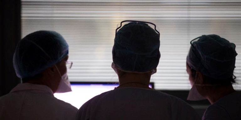 Medizinisches Personal auf der Intensivstation Krankenhauses im Einsatz.