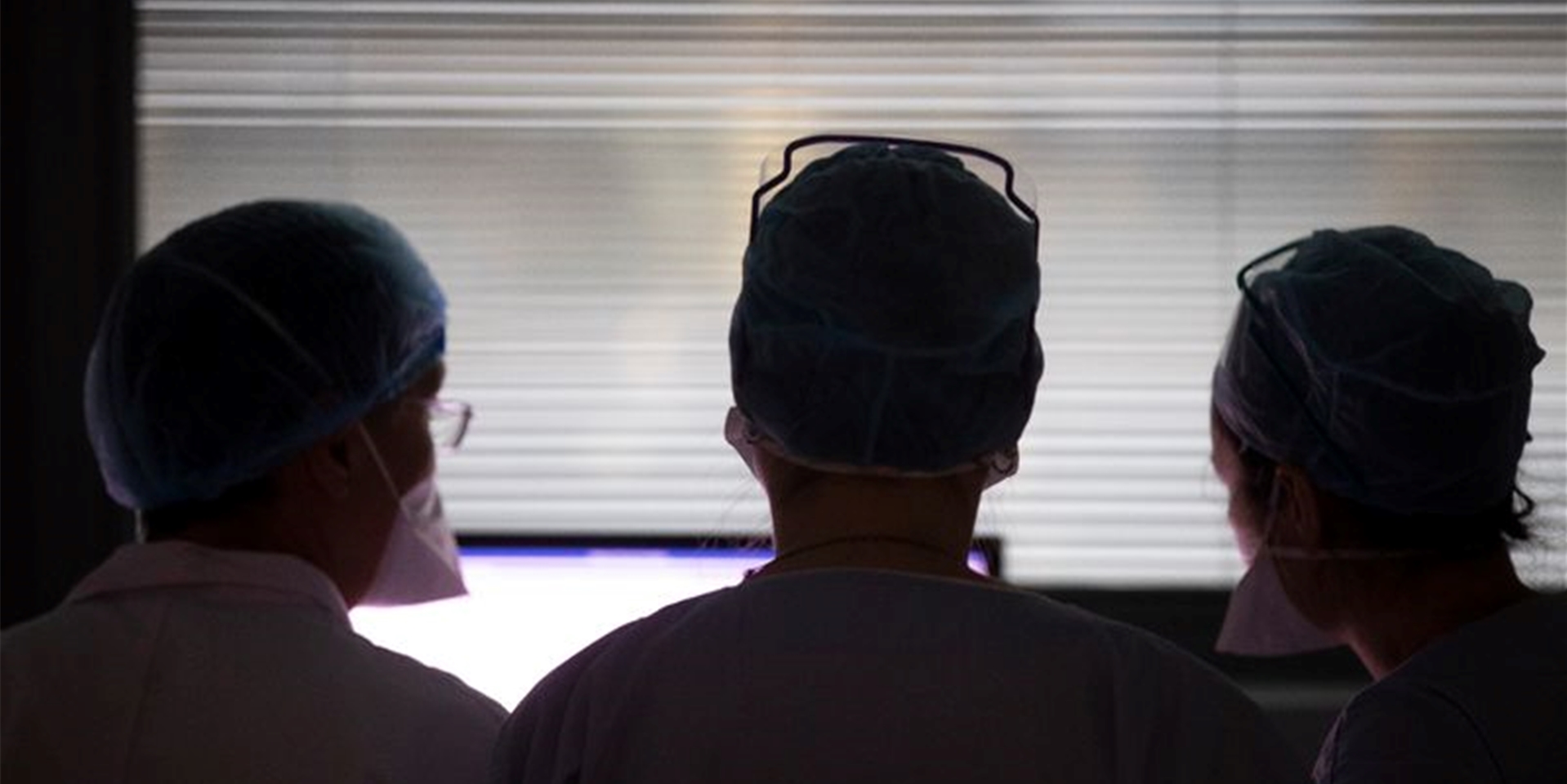Medizinisches Personal auf der Intensivstation Krankenhauses im Einsatz.