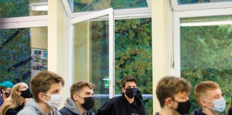 In Schulen wird seit der Corona-Pandemie regelmäßig im Klassenraum gelüftet. In NRW hat sich dagegen eine Protestaktion gebildet. (Symbolbild)