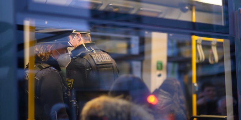 Dank der guten Beschreibung der 19-jährigen Schwerterin kam es wie auf diesem Symbolfoto noch zu einem Polizeieinsatz mit einer vorläufigen Festnahme im Zug.