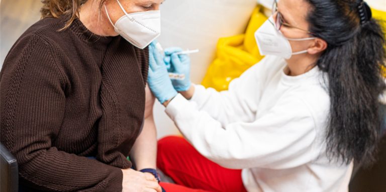Verändert die Omikron-Variante des Coronavirus die Debatte um die allgemeine Impfpflicht?