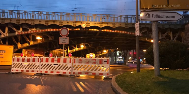 Mit dem Burgtor ist eine wichtige Zufahrt zur City vorübergehend gesperrt. Wie wirkt sich das auf den Verkehr aus? Wir berichten live.