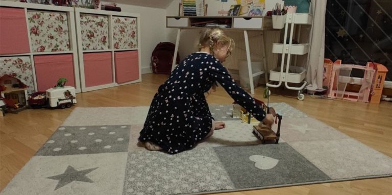 Olivia (7) spielt in ihrem Zimmer. Sie wächst bei einer Pflegefamilie auf. Weil ihre Mutter während der Schwangerschaft Alkohol trank, leidet sie am FAS – dem Fetalen Alkoholsyndrom.