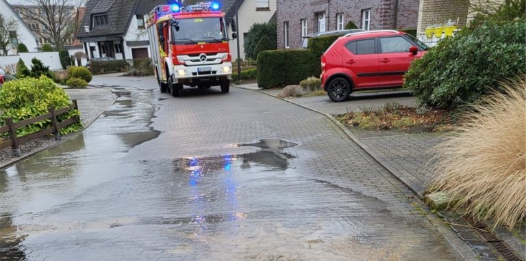 Feuerwehr Werne musste wegen eines Wasserrohrbruchs ausrücken: Die Einsatzstelle an der Amtsdrostenstraße wurde abgesperrt.