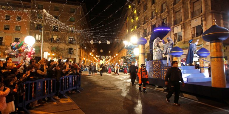 Eine Gruppe von Menschen fotografiert einen Festwagen während der «Cabalgata Los Reyes Magos» (Kavalkade der Heiligen Drei Könige). Die Strecke der Parade wurde aufgrund des Coronavirus auf breitere Straßen verlegt, um Menschenansammlungen zu vermeiden.