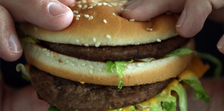 Hmmm, das ist ein leckerer Burger! Anstatt ihn zu essen, haben wütende Kunden eine Schwerter McDonald`s-Angestellte damit beworfen.