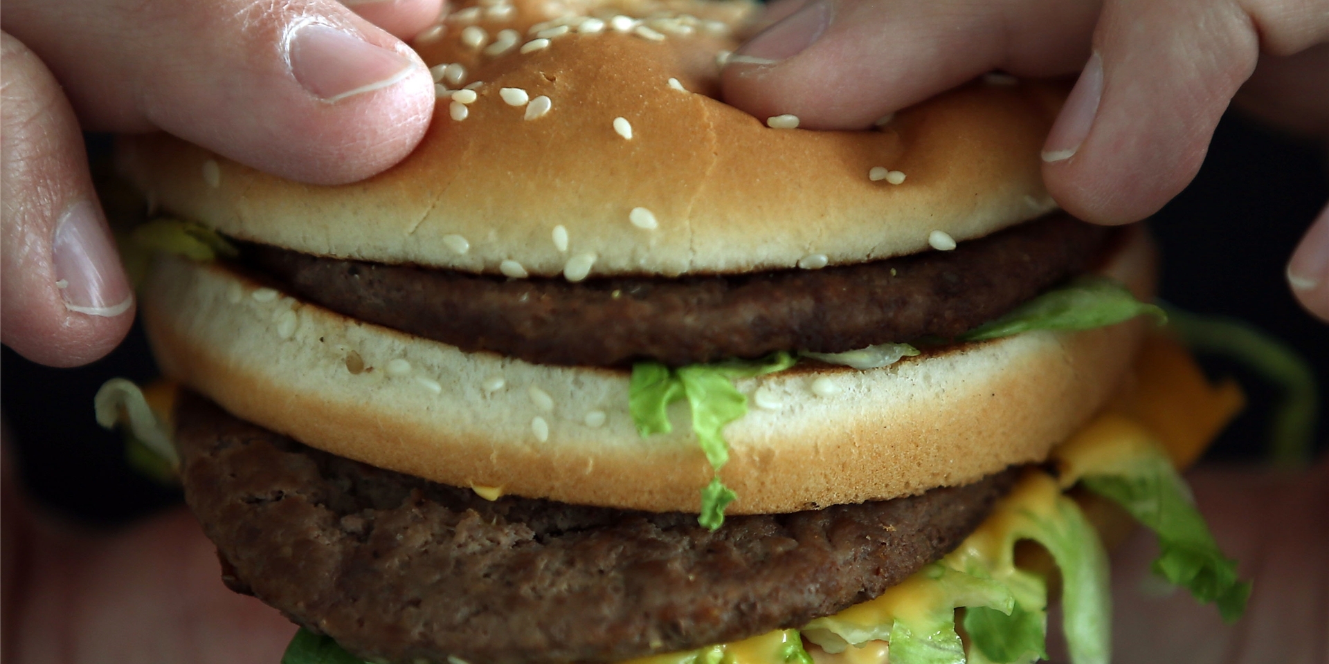 Hmmm, das ist ein leckerer Burger! Anstatt ihn zu essen, haben wütende Kunden eine Schwerter McDonald`s-Angestellte damit beworfen.