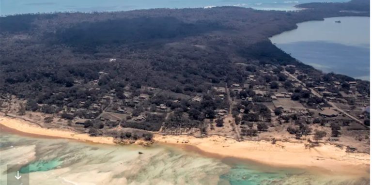 Vulkanasche auf der Landebahn eines Flughafens verzögerte die Hilfslieferungen für den pazifischen Inselstaat Tonga.