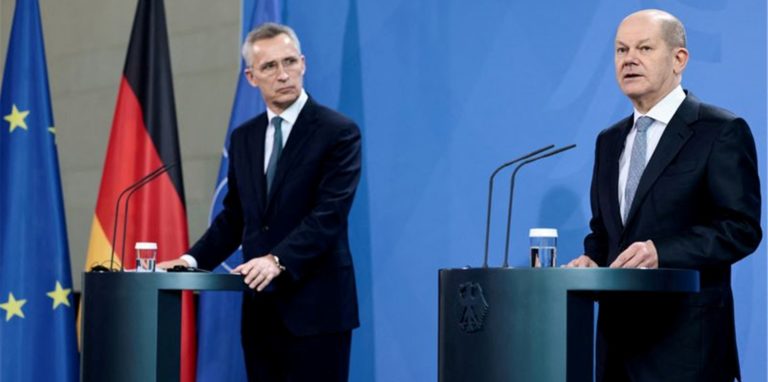 Bundeskanzler Olaf Scholz hat Nato-Generalsekretär Jens Stoltenberg (l) im Kanzleramt zu Gesprächen empfangen.