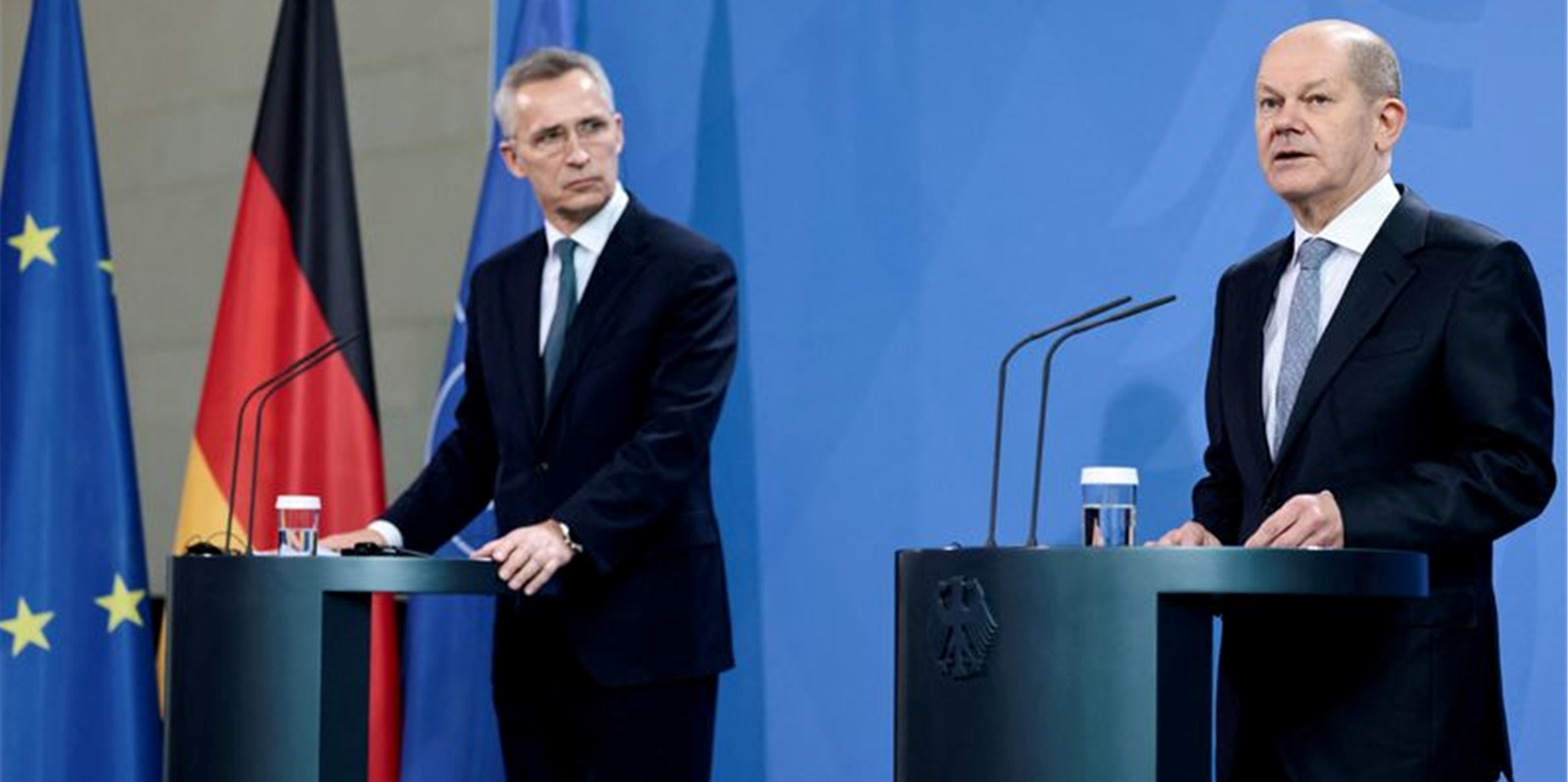 Bundeskanzler Olaf Scholz hat Nato-Generalsekretär Jens Stoltenberg (l) im Kanzleramt zu Gesprächen empfangen.