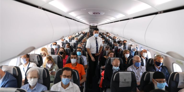 Wie in Bus und Bahn gilt auch im Flugzeug die Maskenpflicht. Eine Dortmunderin machte jetzt aber unschöne Erfahrungen während ihrer Urlaubsreise (Symbolbild).
