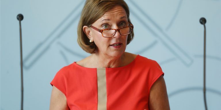 Nordrhein-Westfalens Schulministerin Yvonne Gebauer will trotz steigender Corona-Zahlen am Präsenzunterricht festhalten.