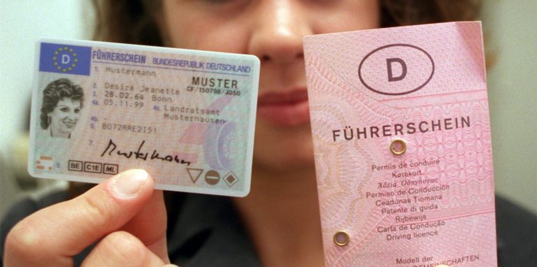 Nach und nach müssen alte Papierführerscheine in neue fälschungssichere EU-Führerscheine im Scheckkarten-Format eingetauscht werden.