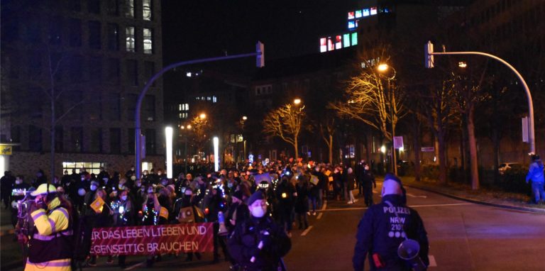 Die Versammlung der Querdenken-Bewegung am Montag (17.1.) in Dortmund wurde nachdem wesentlich mehr Menschen gekommen waren, als angemeldet waren, aufgeteilt.