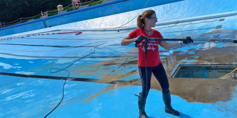 Unser Archivbild zeigt Reinigungsarbeiten im von der Sportwelt betriebenen Freibad Wellinghofen nach der Überflutung im Sommer 2021.