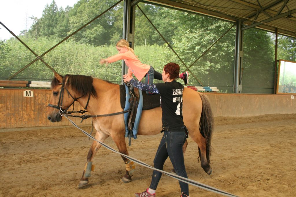 Auch Voltigieren gehört zum Ferienprogramm dazu. Auch Voltigieren gehört zum Ferienprogramm dazu.