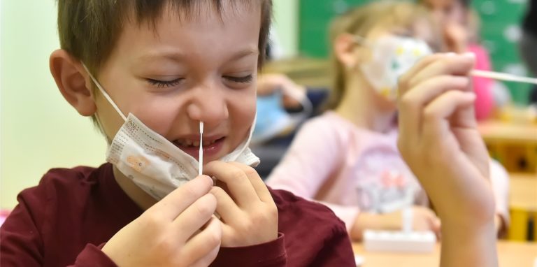 Vier Dortmunder Grundschulen sind mittlerweile wegen zu vieler Corona-Fälle geschlossen. Das Testsystem scheint das Infektionsgeschehen aktuell nicht ausbremsen zu können. (Symbolbild)