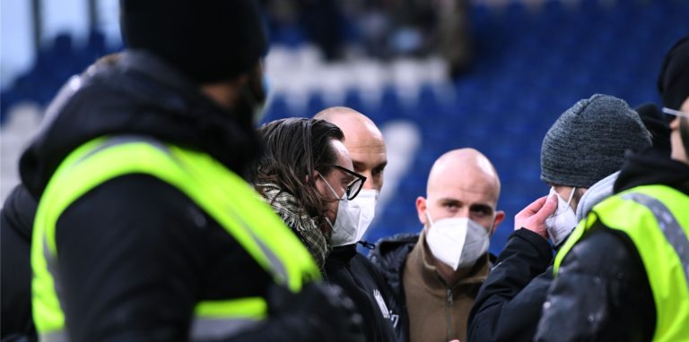 Fußball: 3. Liga, MSV Duisburg – VfL Osnabrück,20. Spieltag, in der Schauinsland-Reisen Arena. Michael Welling (l), Geschäftsführer Osnabrück, und Daniel Scherning (r), Cheftrainer von Osnabrück, sprechen nach rassistischen Beleidigungen von den Zuschauerrängen gegen Osnabrücks Aaron Opoku (nicht im Bild) mit den Sicherheitskräften.
