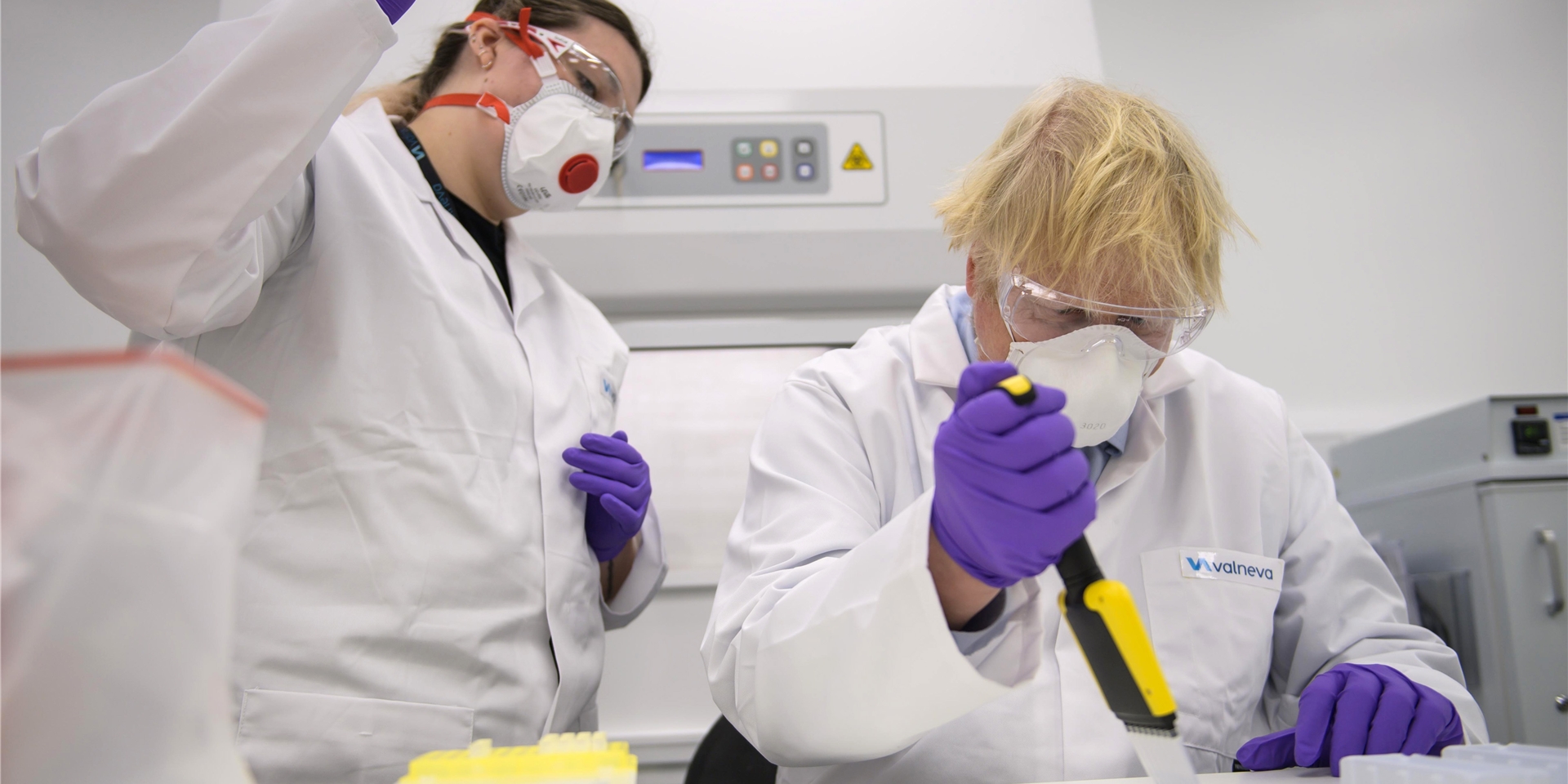 Boris Johnson, Premierminister von Großbritannien, besichtigt während eines Besuchs in Schottland, das französische Biotech-Unternehmen Valneva zusammen mit der Qualitätskontrolleurin Kerri Symington. (Symbolbild)