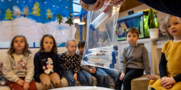 Erstmal ein Lollitest im Morgenkreis – in Dortmunder Kitas gehört das dazu.