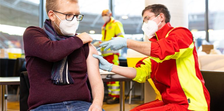 Ein großer Teil der empfundenen Impfreaktionen bei den Corona-Impfungen könnte einer Studie zufolge auf den sogenannten Nocebo-Effekt zurückgehen.