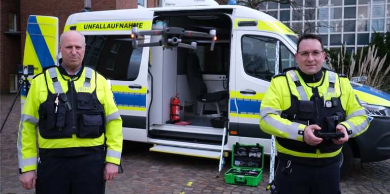 Polizeihauptkommissar Christoph Klinger (links) und Polizeihauptkommissar Bert Bratke zeigen Ausrüstung der neuen Unfallaufnahmeeinheit der Polizei Dortmund.