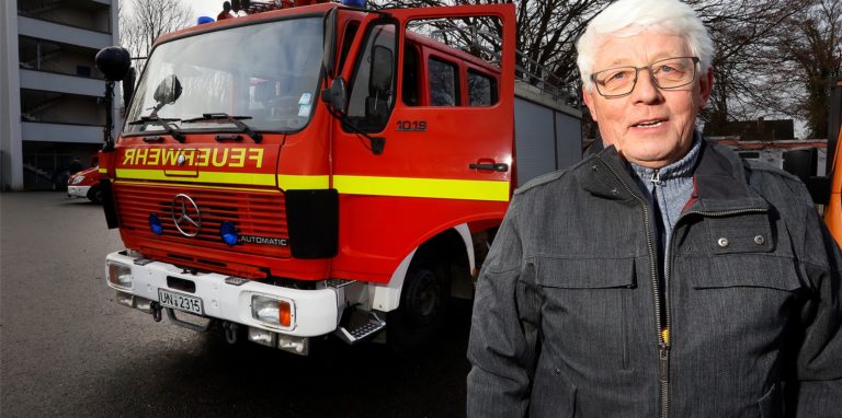 Volker Baca vor dem ausgemusterten LF16 der Feuerwehr Kamen. Mit dem Fahrzeug, das außer Dienst gestellt wurde, verabschiedet sich ein Stück Feuerwehr-Geschichte.