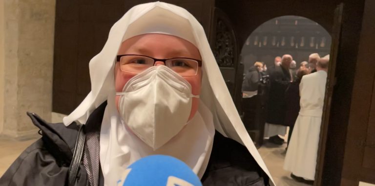 Schwester Josefine Schwitalle aus Selm freut sich über das Ergebnis der Restaurierung ihrer Heimatkirche, der Stiftskirche Cappenberg.