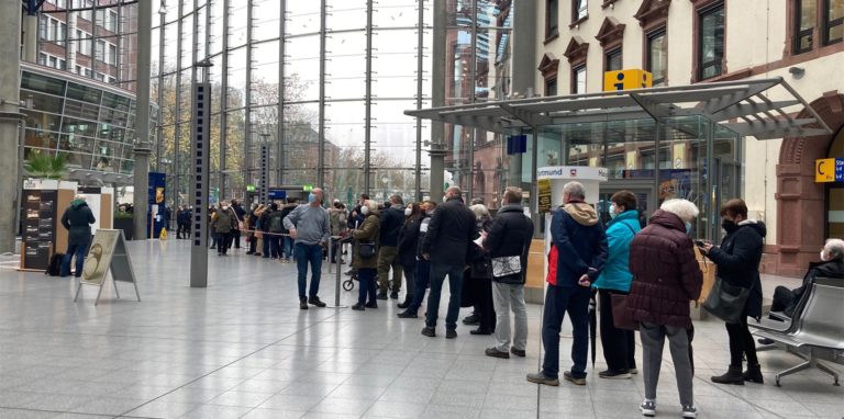 Ob städtische Impfangebote wie hier in der Berswordt-Halle bald um den Novavax-Impfstoff erweitert werden, ist noch unklar.