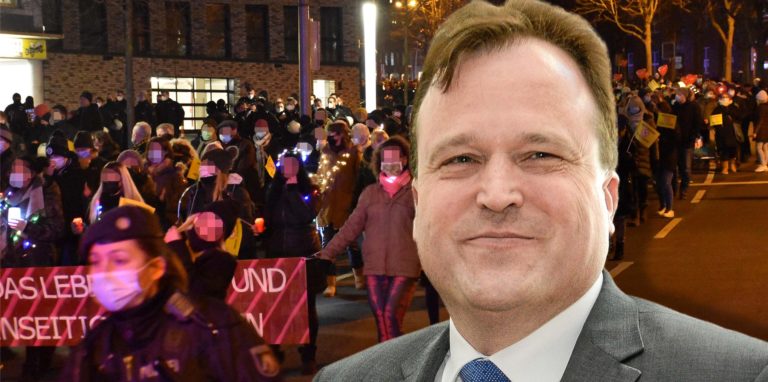 Rechtsdezernent Norbert Dahmen hat im Interview Stellung zur Absage der Querdenken-Versammlung durch deren Organisatorin genommen.