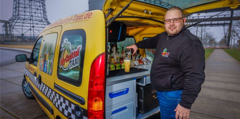 Kai Podolski ist Geschäftsführer von „MyCocktailTaxi“ Dortmund. Er und seine Mitarbeiter touren durch Dortmund, Castrop-Rauxel, Witten und Waltrop beliefern ihre Kunden mit frischen Mix-Getränken.