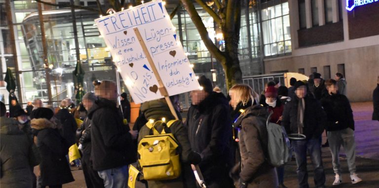 Gegner der Corona-Maßnahmen hatten sich während der Pandemie trotz Verboten immer wieder versammelt. Oftmals hatte das Anzeigen zur Folge.