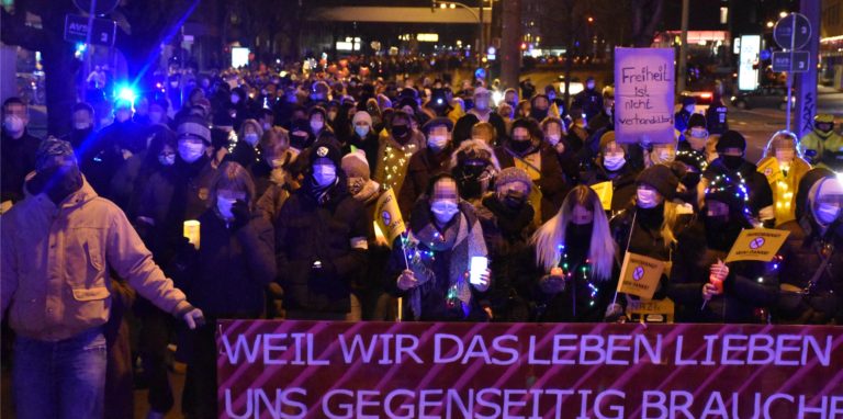 Teilnehmende einer Querdenken-Demonstration in Dortmund am 10. Januar 2022.