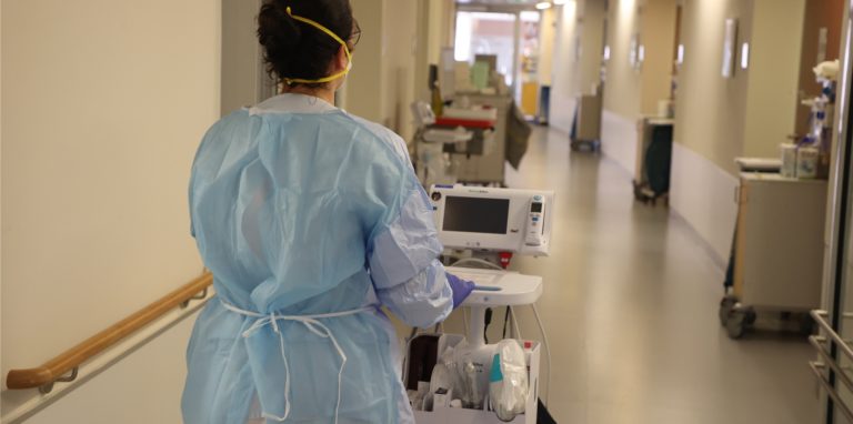 Eine repräsentative Umfrage der Deutschen Krankenhaus­gesellschaft (DKG) zeigt wie viele der Klinik­angestellten in Deutschland geimpft sind.