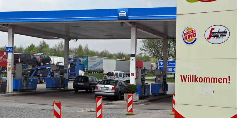 Die 18-Jährige hatte ohne Schutzmaske den Verkaufsraum der A1-Tankstelle Lichtendorf-Süd betreten.
