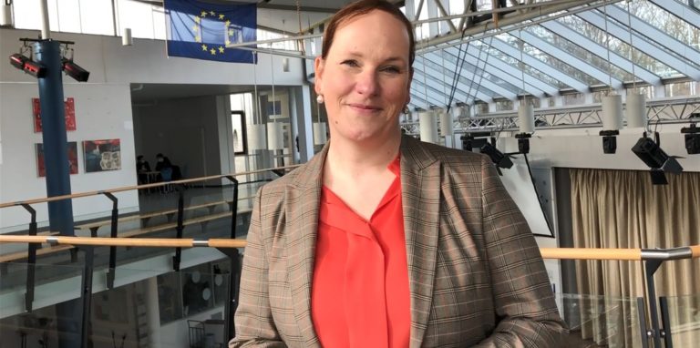 Viola Löchter fühlt sich schon sehr wohl als Leiterin des Städtischen Gymnasiums Selm, wie sie im Video erzählt.
