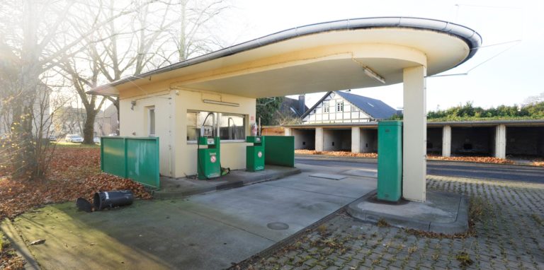 Die mit dem geschwungenen Dach versehene Tankstelle auf dem Gelände der ehemaligen Polizeikaserne in Südkamen. Die denkmalgeschützte Station könnte künftig zur Stromtankstelle werden.