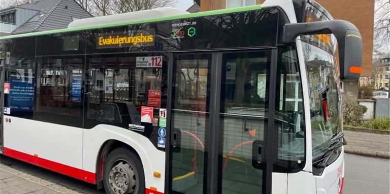 Wegen der Entschärfung der sieben Blindgänger im Westfalenpark war auch ein Evakuierungsbus unterwegs.