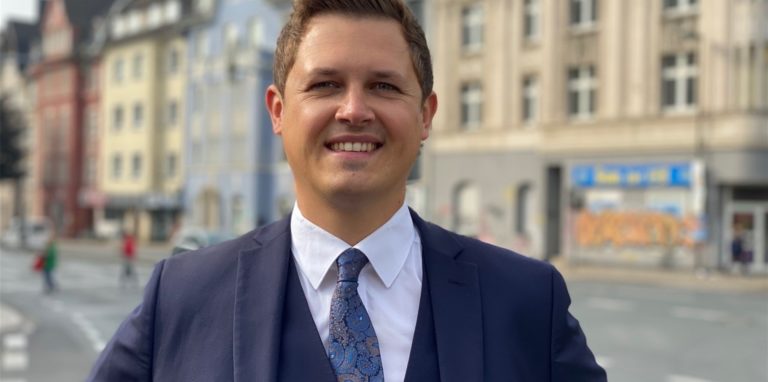 Als Dortmunder Immobilienmakler kennt Marvin Mikosch (29) den Markt ganz genau. Er verweist auf Tausende Kaufverträge, die jedes Jahr abgeschlossen werden. „Bewegung ist immer da“, sagt er und gibt 10 Tipps für eine erfolgreiche Suche nach dem Traumhaus.