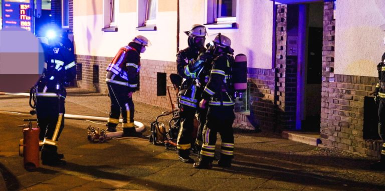 In einem Wohnhaus an der Schützenstraße kam es am späten Montagabend (24.1.) zu einem Feuerwehreinsatz.