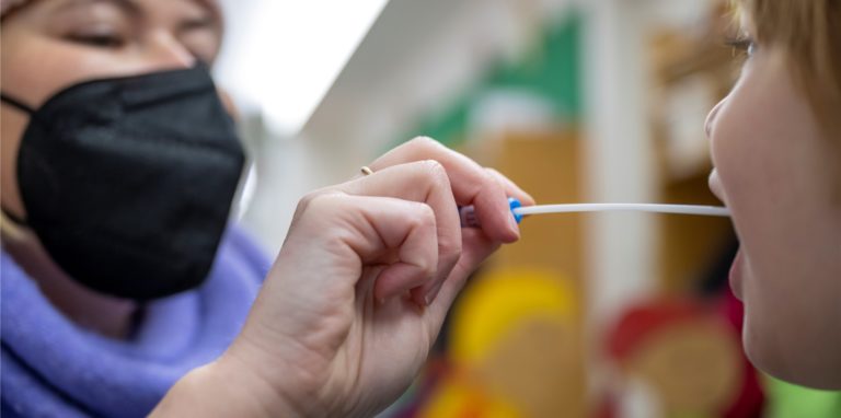 Positiv oder negativ? Das wird aktuell in den Dortmunder Kitas per PCR-Lollitest ermittelt.