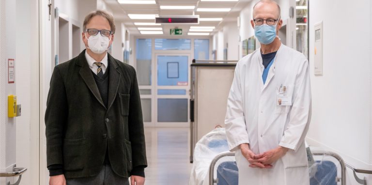 Pfarrer Olaf Kaiser (l.) ist Vorsitzender des Ethikkomitees am St.-Johannes-Hospital in Dortmund zusammen mit Oberarzt und Intensivmediziner Thomas Wirriger (r.) hat er Einblicke in ein mögliches Triage-Szenario gegeben.