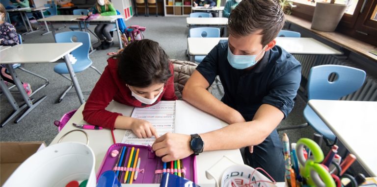 Nicht nur Infektionen unter Schülern sind in den Schulen ein Problem. Auch Lehrer fallen coronabedingt immer häufiger aus (Symbolbild).