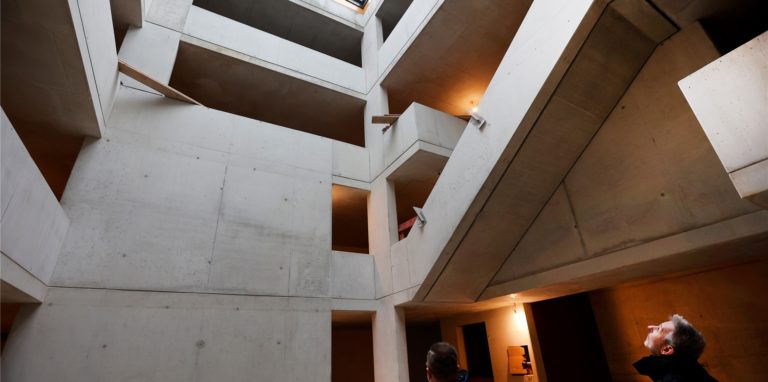 Blick in den imposanten Innenhof, der mit einem Oberlicht aus 18 großen Fenstern vor Wind und Wetter geschützt ist. Das Solarhaus in Kamen strebt der Fertigstellung entgegen.