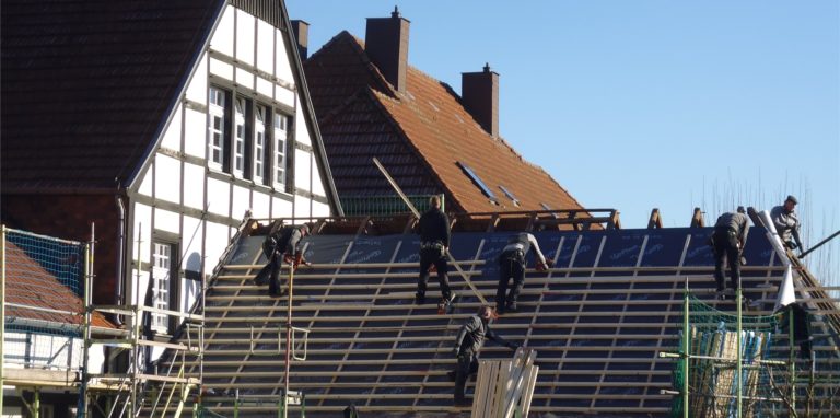 Derzeit wird das Dach des Pfarrheims St. Lambertus in Ascheberg neu eingedeckt.